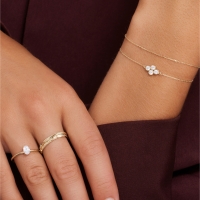 Zo voeg je in stijl een gouden armband toe aan je garderobe