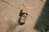 Waarom je binnenkort twee parfums tegelijk draagt
