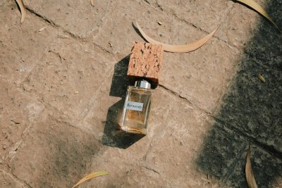 Waarom je binnenkort twee parfums tegelijk draagt